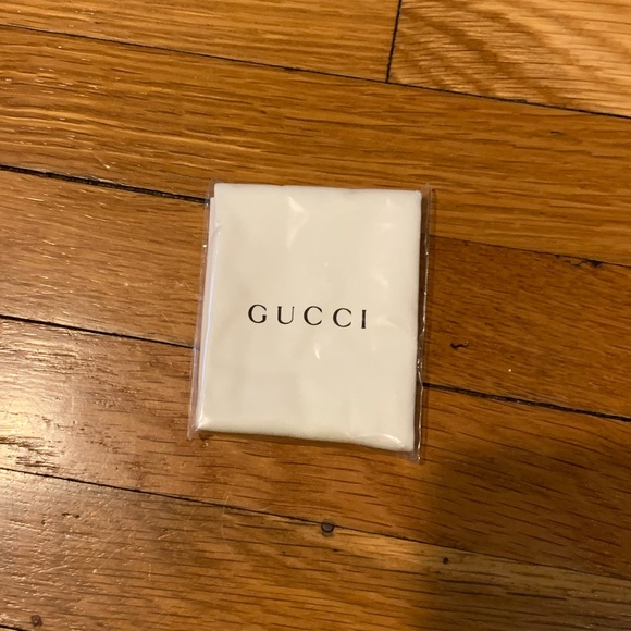 Gucci Sunglass case with soft drawstring bag and cleaning cloth - Picture 7 of 7